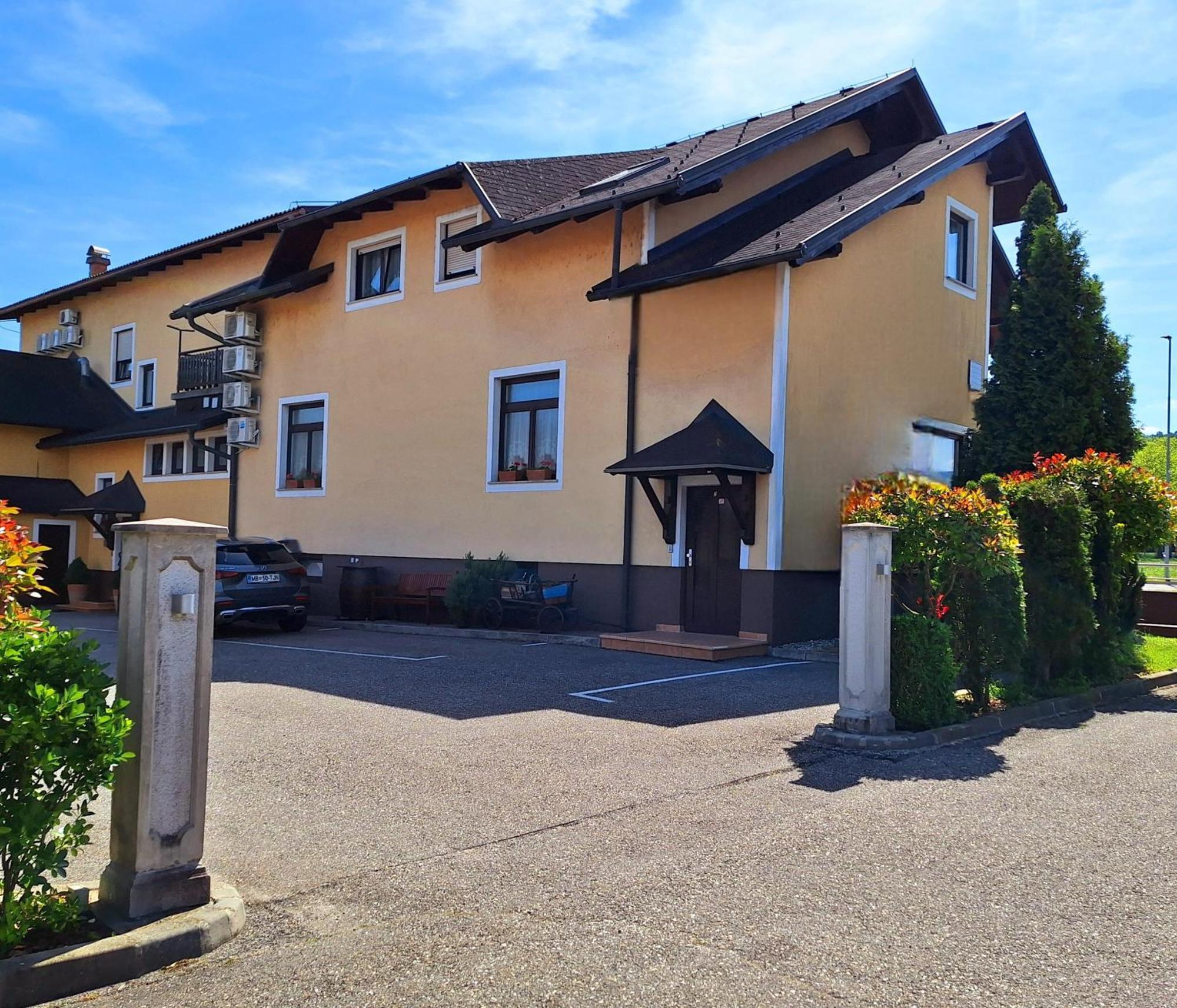 Penzion Gostisce Lesjak Orehova vas Exteriör bild
